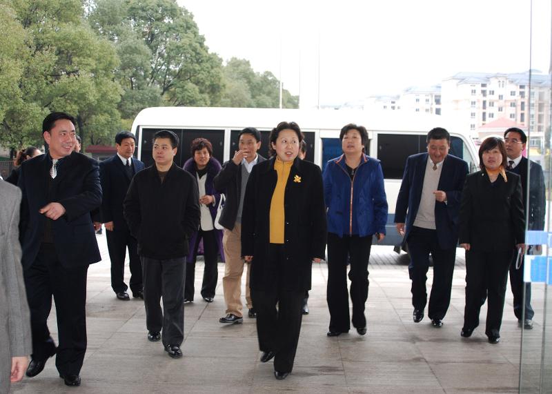 2009年2月，時任湖南省人大常委會副主任、黨組成員，省總工會主席劉蓮玉來四化建調研